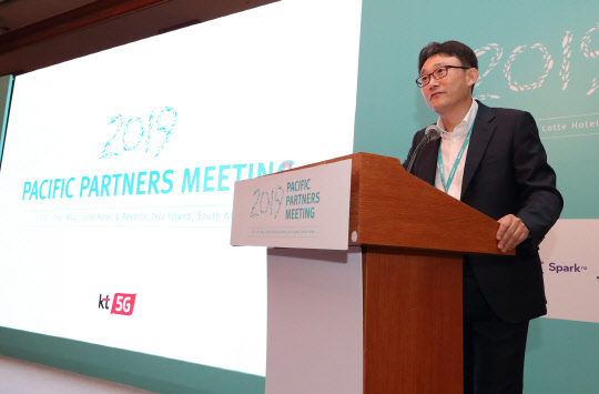 박윤영 KT 글로벌사업부문장(부사장)이 14일 제주 서귀포 롯데호텔 제주에서 열린 'PPM 2019' 행사에서 환영 인사를 하고 있다.   KT 제공